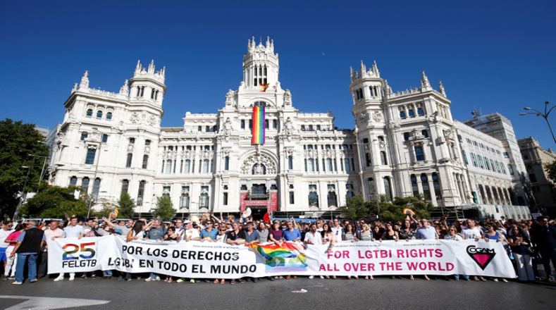 "Por los derechos LGTBI en todo el mundo" era la pancarta que, en inglés y en español, abría la marcha, sostenida por representantes de organizaciones y movimientos sociales.