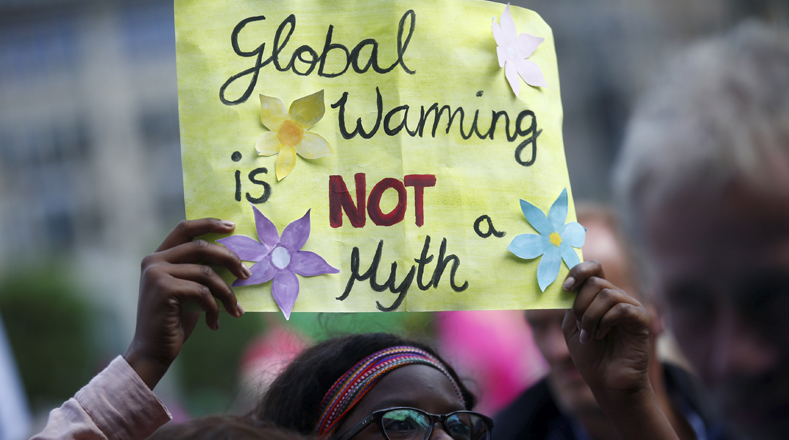 Los manifestantes se concentraron en la alcaldía de Hamburgo para exigir "otra política", el respeto al medio ambiente y criticar a los Gobiernos pertenecientes al G20.