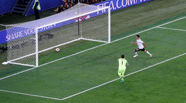 Stindl, tras un error en la defensa chilena, marcó el único gol de la final.
