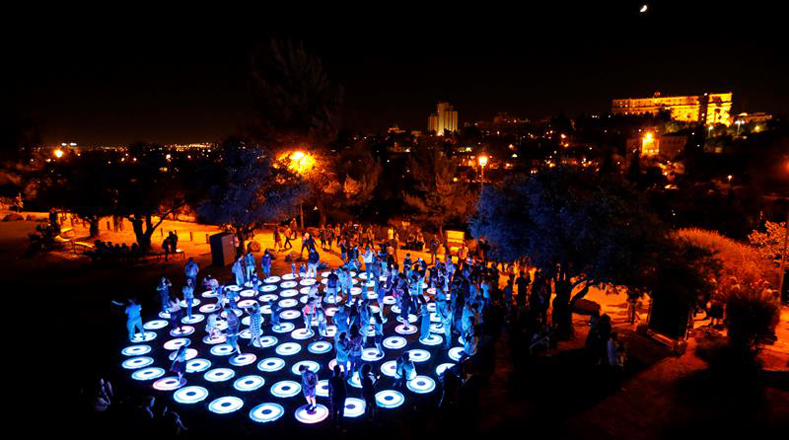 El espectáculo se observa entre la puerta de Jaffa y los jardines Habonim, desde allí se pueden ver los efectos luminosos por medio de las tecnologías más modernas de proyección láser y drones.