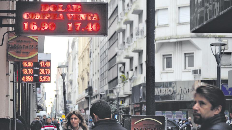 El dólar sigue su tendencia a la alza en Argentina