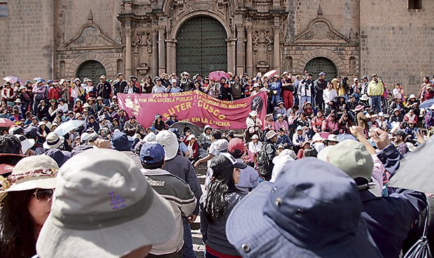 Este miércoles se sumaron docentes en las ciudades de Arequipa y Puno, quienes también exigen aumento salarial.