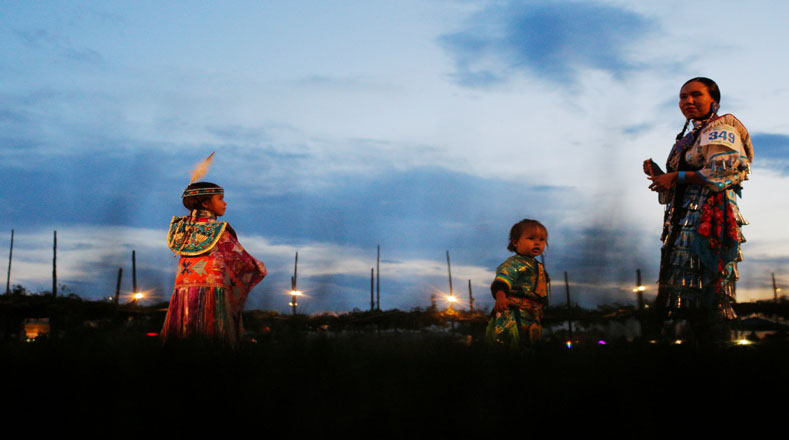 Es habitado por una comunidad nativa correspondiente a los tihuas (grupo de lenguas kiowa-tañoanas), una tribu pueblo.