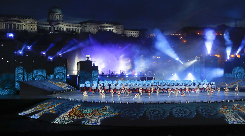 Pantallas gigantescas y un megaespectáculo disfrutó el público en la inauguración del Campeonato Mundial de Natación. 