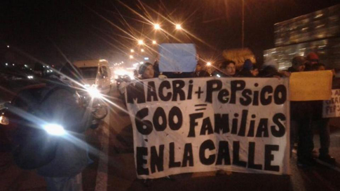El presidente Mauricio Macri es acusado por los trabajadores de avalar los despidos y fomentar la represión.