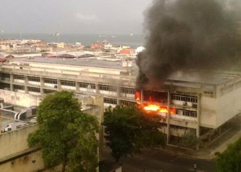 El pasado jueves durante el paro convocado por la derecha venezolana grupos violentos quemaron la sede del Inavi, en el estado Zulia, en el oeste del país.