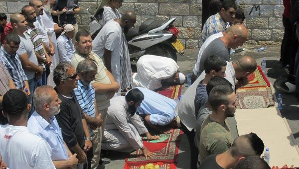 Palestinos rezaron fuera de la Explanada de las Mezquitas