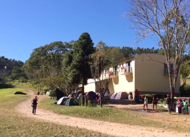 Campesinos levantaron un campamento dentro de la hacienda Esmeralda a modo de protesta.