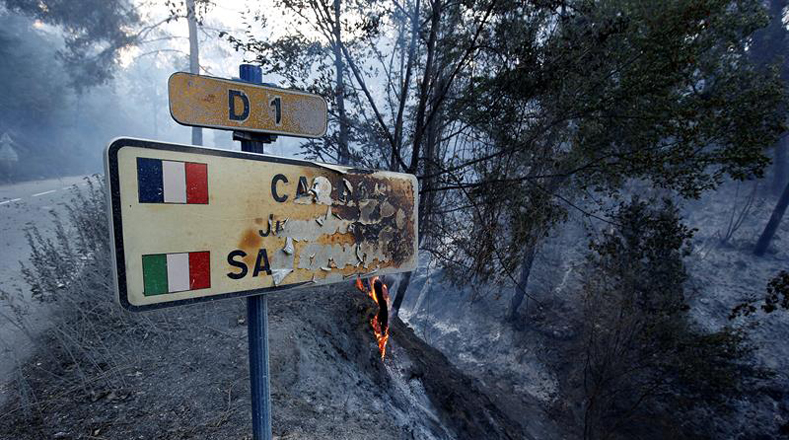 En La Croix Valmer, se reportó un incendio forestal "extremadamente violento y difícil de controlar".