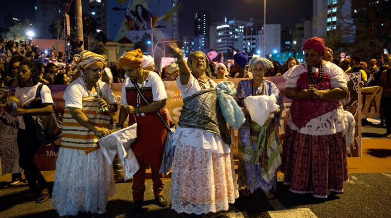 Mujeres negras protestan contra el racismo en Brasil