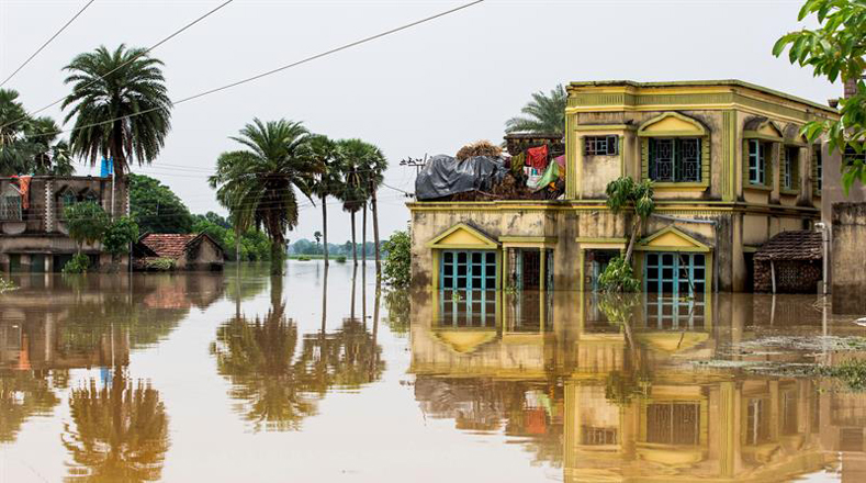 "Esperamos nuevas inundaciones para los próximos días en Gujarat, Bihar, Bengala y Uttar Pradesh", dijo el portavoz de la Fuerza Nacional de Respuesta a Desastres, Anil Shekhawat.