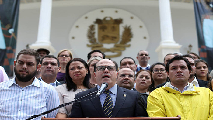 Desde el 2015 Venezuela está cercada financieramente por el Departamento del Tesoro de Estados Unidos, la Asamblea Nacional de mayoría opositora y las calificadoras de riesgo.