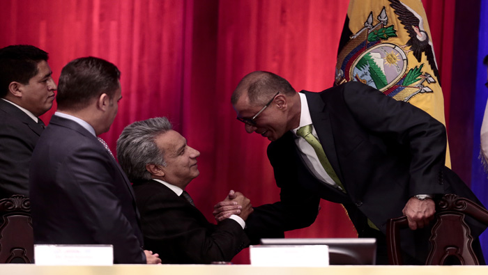 El presidente ecuatoriano Lenin Moreno (c) estrecha la mano de su vicepresidente Jorge Glas (d), en una fotografía de archivo del 16 de mayo.