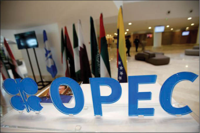 La OPEP se congrega mensualmente con expertos de Arabia Saudí, Venezuela, Kuwait, Argelia, Omán y Rusia, para monitorear el cumplimiento del acuerdo petrolero.