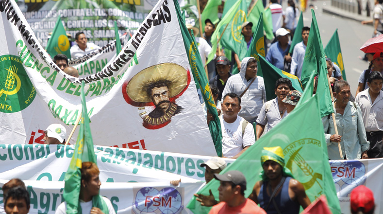 La marcha también rindió homenaje al símbolo de la resistencia de los trabajadores agrarios y líder de la Revolución Mexicana, Emiliano Zapata (1879-1919), en ocasión del aniversario 138 del natalicio.