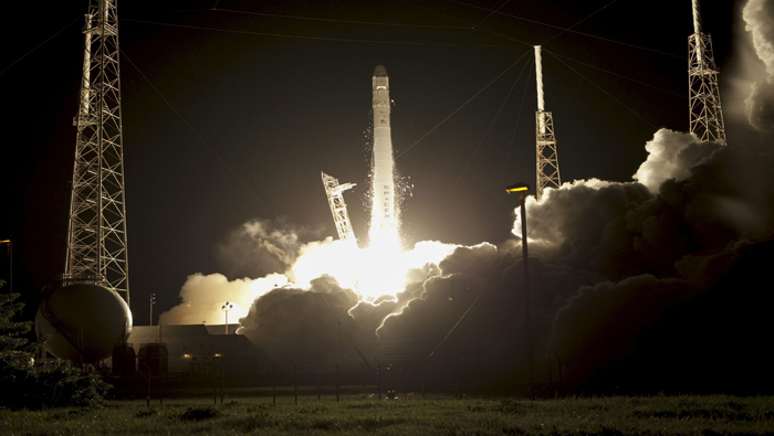 Fotografía facilitada por la NASA que muestra el cohete SpaceX Falcon 9 y la cápsula Dragón, mientras despega de la estación de Cabo Cañaveral en 2012.