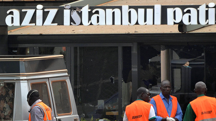 El ataque ocurrió la noche del domingo cuando un grupo disparó contra las personas que cenaban en la terraza de un céntrico restaurante turco.