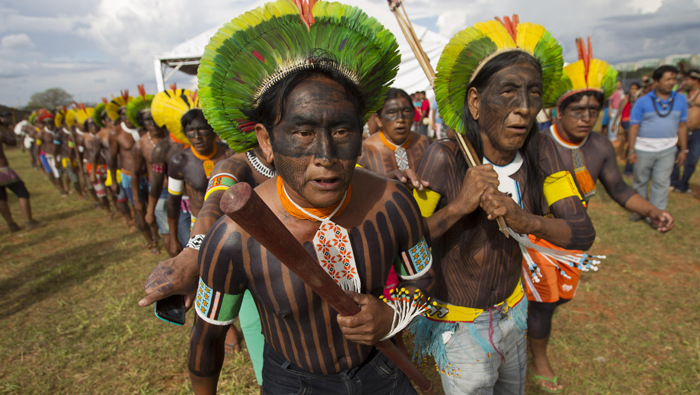 Según el último censo de 2010, en Brasil viven 896.900 indígenas pertenecientes a 305 etnias, que representan el 0,4 por ciento de los 202 millones de habitantes.