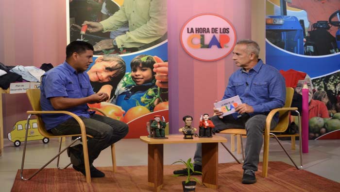 Durante una entrevista, el ministro Pedro Infante (i) garantizó que los jóvenes se formarán para cultivar los productos en espacios locales.