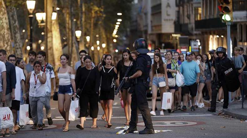 El Gobierno español decretó tres días de duelo y este viernes realizarán un minuto de silencio al mediodía por las víctimas en la plaza Catalunya.