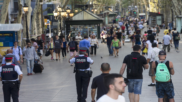 Aspecto que presentan las Ramblas de Barcelona este viernes tras el atentado.