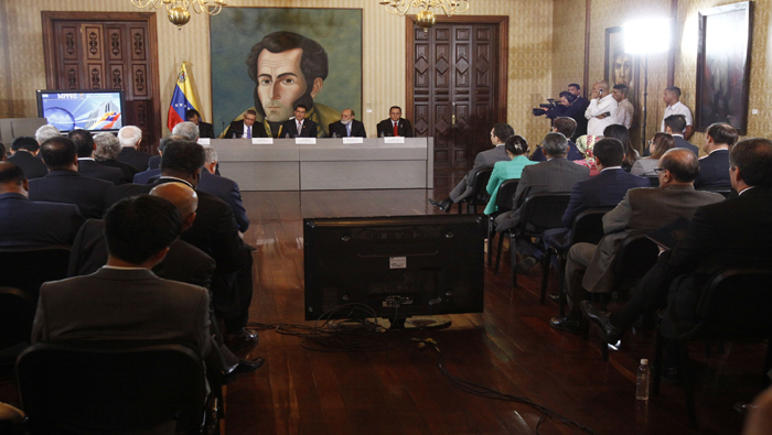 El Ejecutivo venezolano reafirmó ante el cuerpo diplomático acreditado en el país que apuesta por el diálogo como solución al conflicto con la oposición.