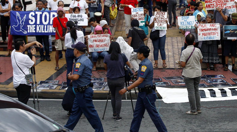 Filipinos reclaman a Duterte que detenga la guerra contra las drogas