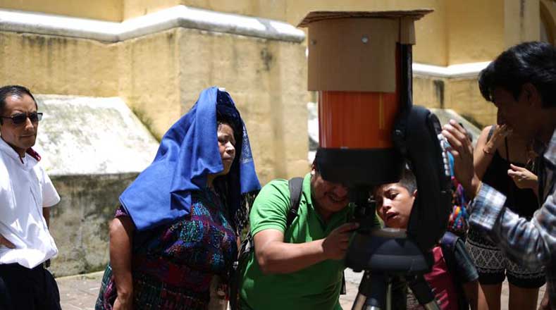 En Guatemala, las personas se reunieron en el atrio de la iglesia de La Merced en Antigua (oeste). En este país no se observaba un eclipse desde 1991.