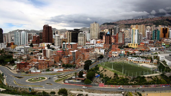 La Paz tiene unos 800.000 habitantes y es la sede del Gobierno de Bolivia.