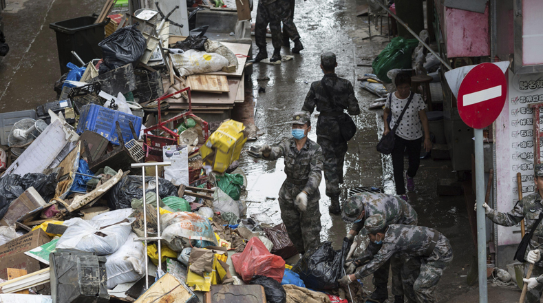 Ejército chino realiza operaciones para atender a damnificados por lluvias