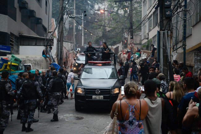 Policías toman una barriada en Rio de Janeiro.