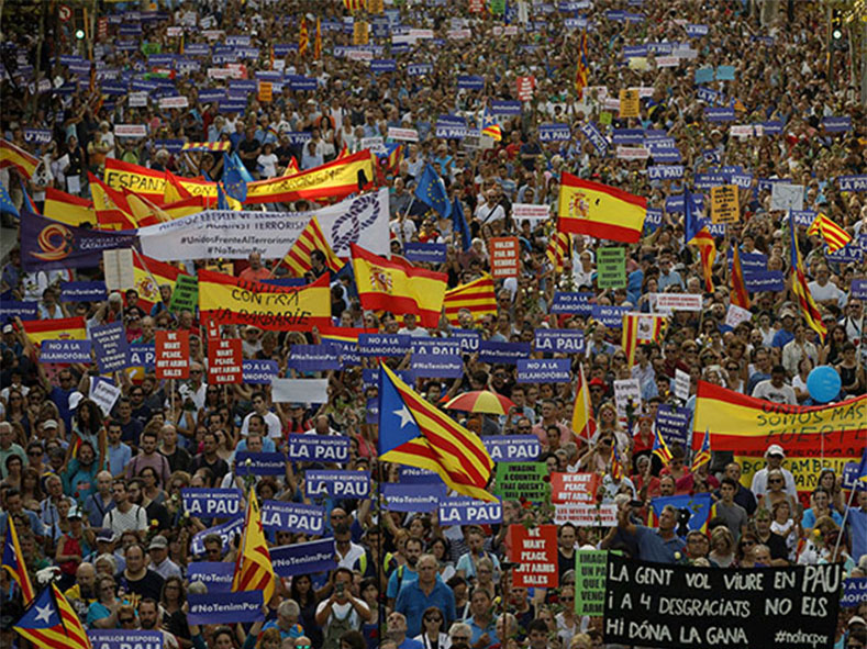 Medio millón de personas marchan por las calles cercanas a los Jardinets de Gràci, Barcelona.