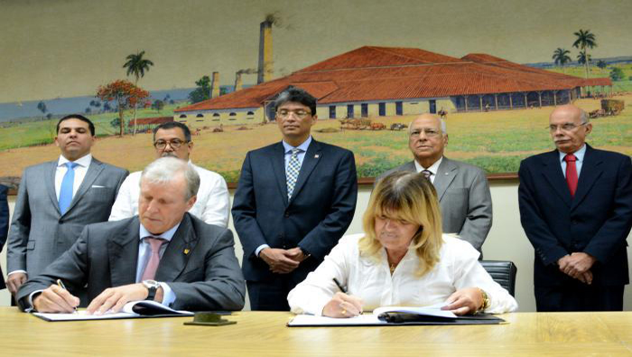 Irma Martínez (d), presidente del Banco Central de Cuba y Nick Rischbieth (i), presidente ejecutivo de BCIE firmaron el convenio.