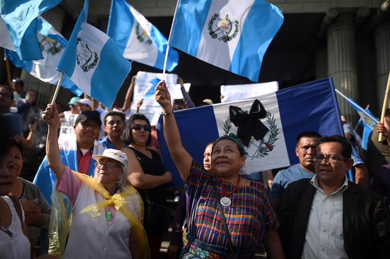 Manifestantes, entre ellos Rigoberta Menchú, rechazaron la decisión de Jimmy Morales de declarar non grato al jefe de la Cicig.