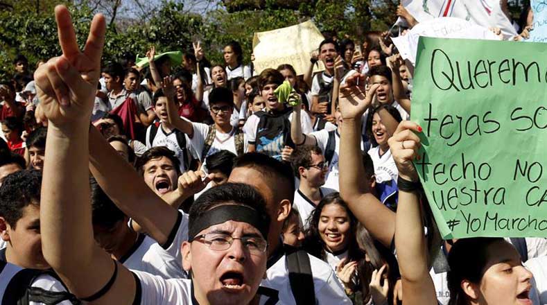 La Federación Nacional de Estudiantes Secundarios (Fenaes) denunció la "crisis educativa" que existe en Paraguay y exigió un presupuesto propio para la educación.