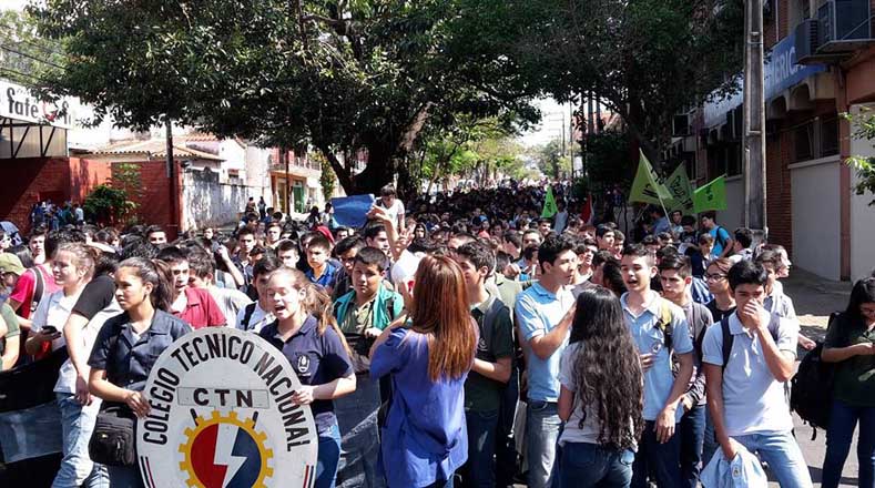 Esta es la tercera manifestación en menos de una semana contra el ministro de Educación, Enrique Riera. Según los estudiantes, esto refleja la necesidad del sector educativo