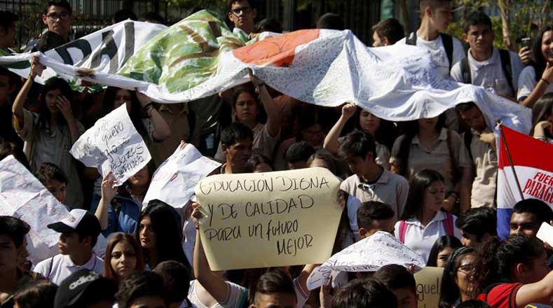 Al grito de "esta es la revuelta del sector estudiantil", los alumnos marcharon durante dos horas por las calles de la capital paraguaya.