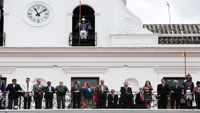 Las delegaciones de ambas partes se reunieron días atrás con el presidente de Ecuador, Lenin Moreno (c-d).