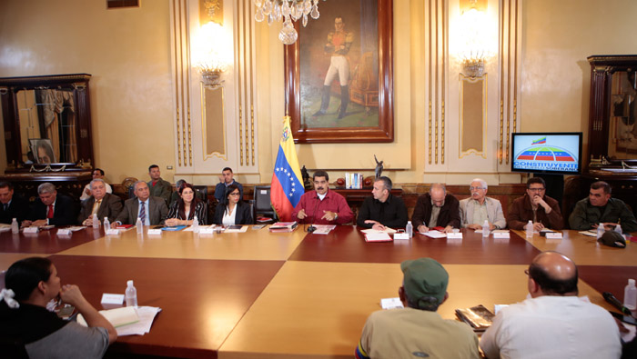 El presidente venezolano Nicolás Maduro (c) en reunión con la comisión económica de la ANC el pasado 31 de agosto.