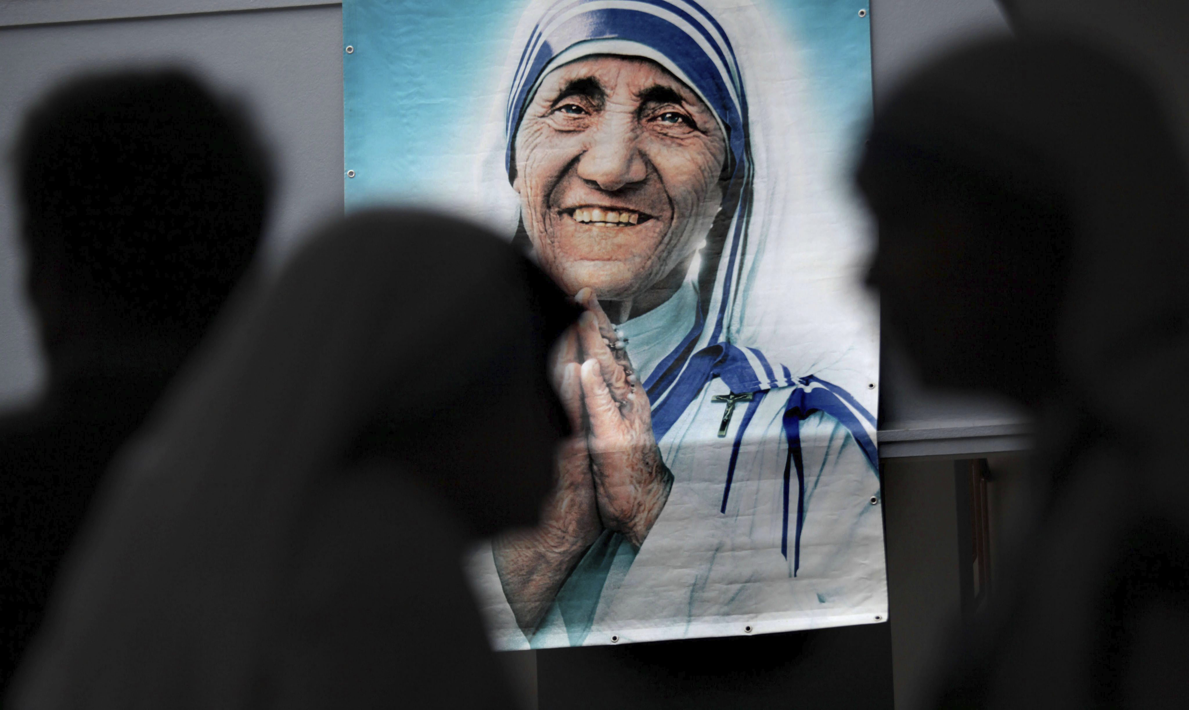 La Madre Teresa de Calcuta fue misionera de la caridad, por lo que entregó su vida al servicio de Dios, de la Iglesia y de los más pobres.