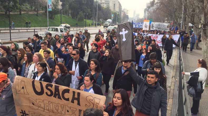 Miembros de la Confederación de Estudiantes de Chile (Confech) marchan este martes para mostrar su rechazo al proyecto de universidades estatales.