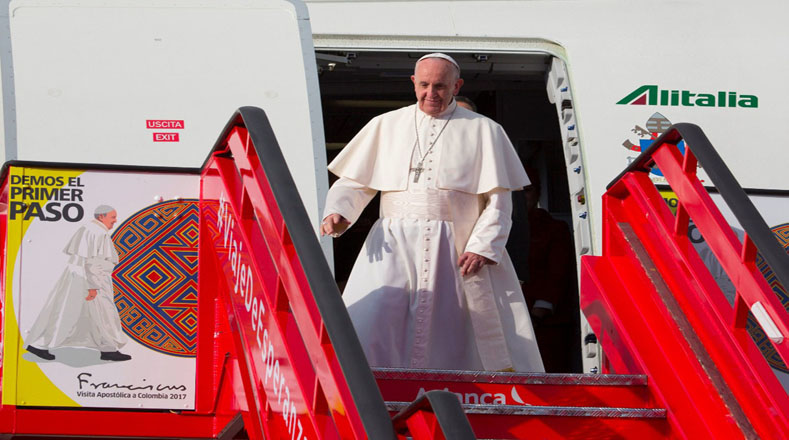 El papa Francisco a su llegada a la base aérea de Catam en Bogotá (Colombia). 