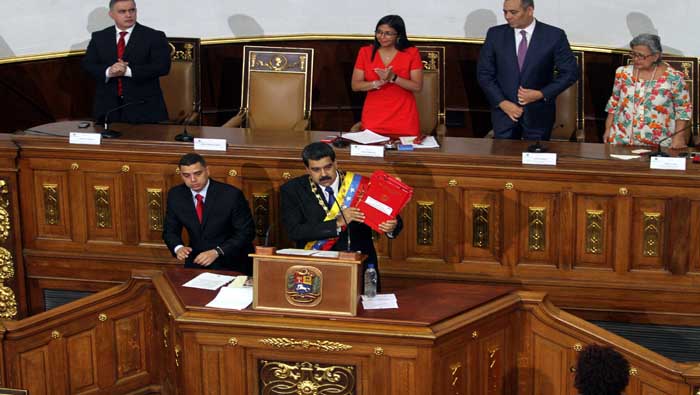 Maduro (c) estuvo en la sede de la ANC para presentar sus ocho propuestas.
