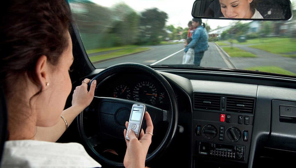El software reconocerá si el conductor: enviar mensajes de texto, hablar por teléfono móvil y más.