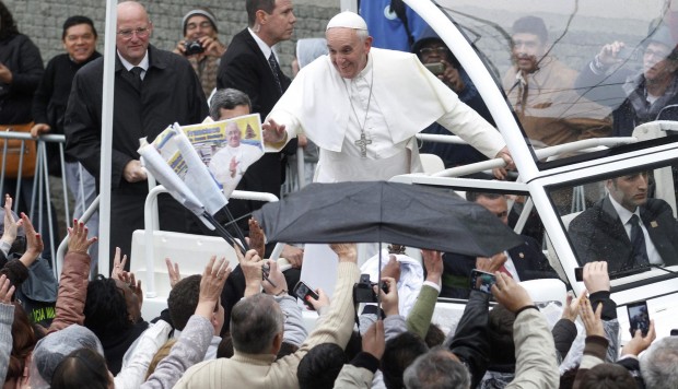El papa Francisco llega a Colombia en un momento en el que el país deja atrás cincuenta años de conflicto armado.