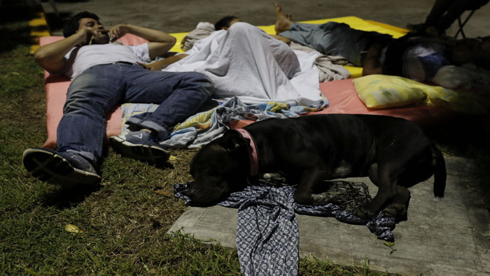 Personas duermen en las afueras de sus viviendas en la zona de Juchitán por temor a otro terremoto.