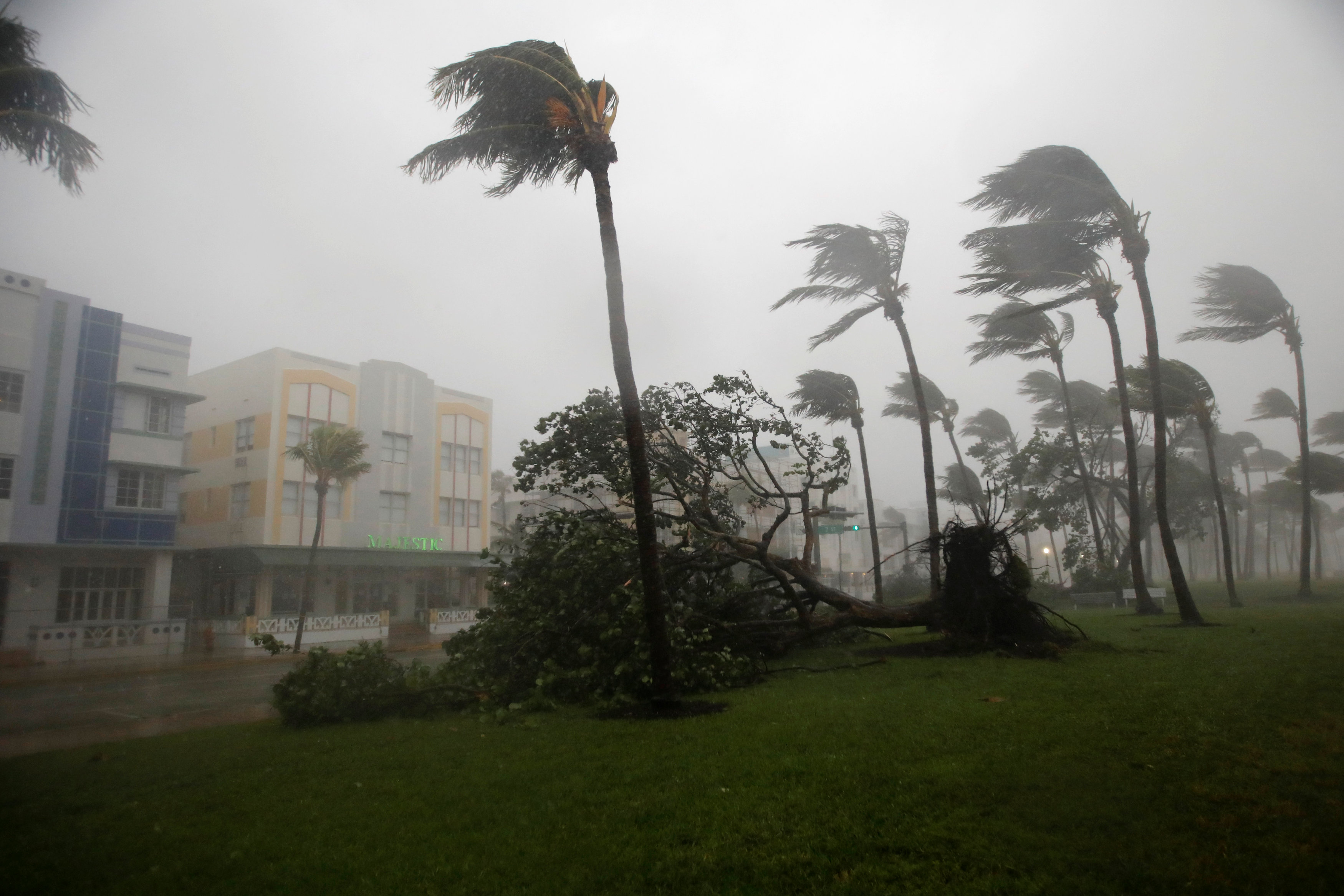 Irma disminuyó su fuerza hasta la categoría 4 pero comienza a aumentar mientras pasa por Florida.
