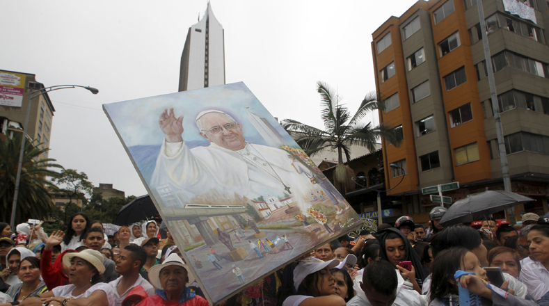 Ciudadanos de Medellin esperan el arribo del papa a la ciudad