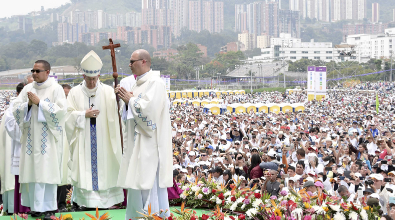 El papa oficio una misa multitudinaria en la ciudad de Medellin