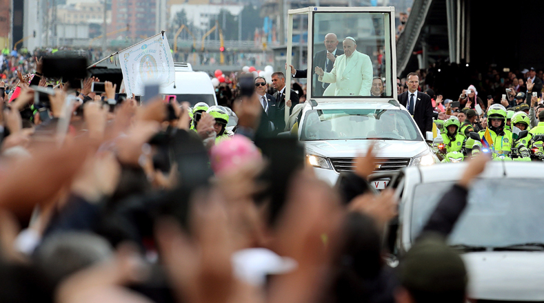 El papa Francisco es saludado por el pueblo de Cartagena a su arribo a la ciudad